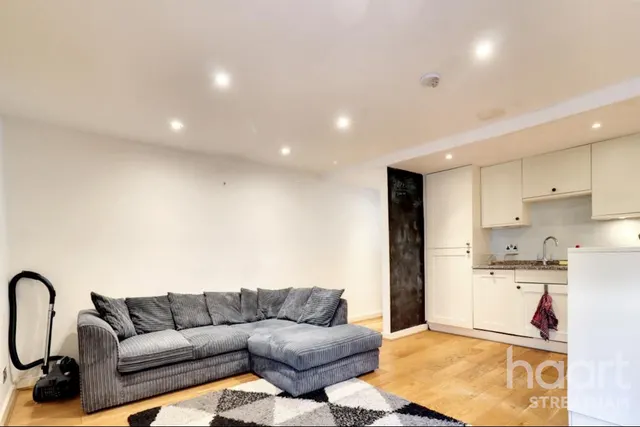 Shrubbery Road, SW16, photo 1