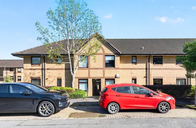 2 bedroom flat — Riverside Gardens, Clarkston, Glasgow
