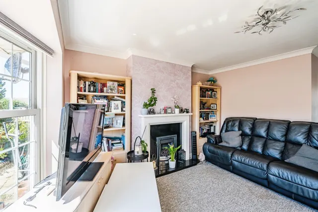 Poynings Close, Seaford, BN25, photo 2