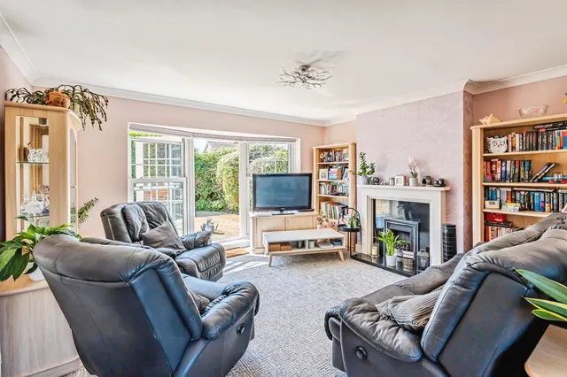 Poynings Close, Seaford, BN25, photo 3