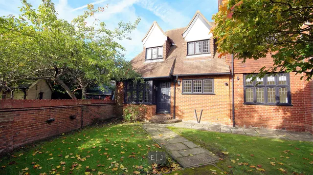 Barton Friars, Chigwell, IG7, photo 1