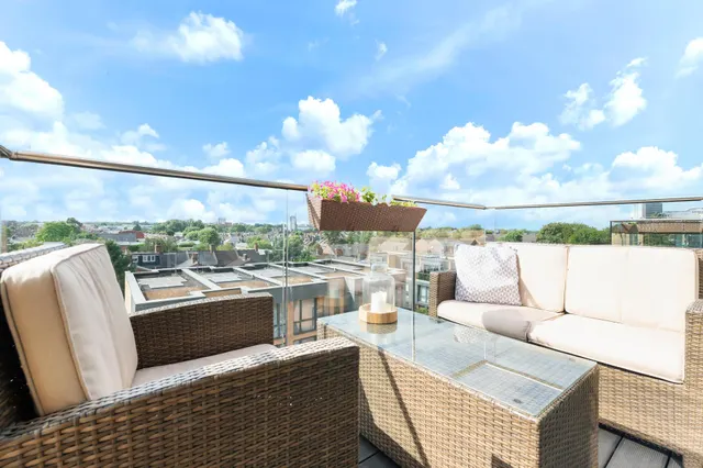 Baltic Avenue, Brentford, TW8, photo 2