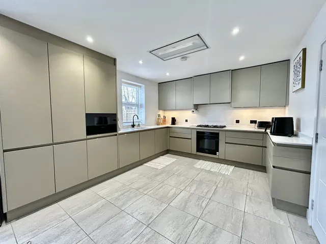 Connaught Court, Harrogate, HG1, photo 2