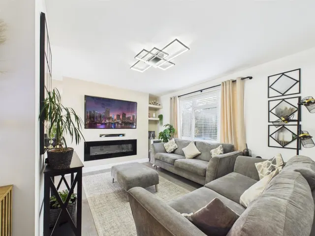 Russell Avenue, Southcourt, photo 2