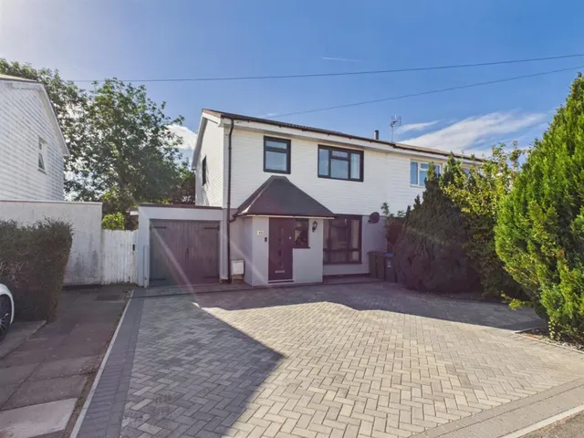Russell Avenue, Southcourt, photo 1