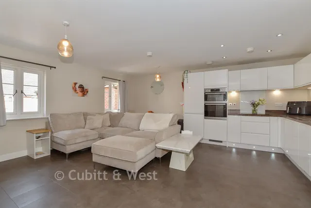 Cornwell Avenue, Forge Wood, RH10, photo 2