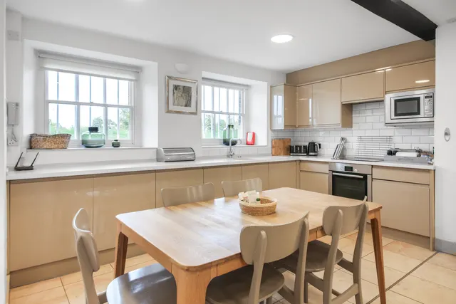 Hampton Court Road, KT8, photo 3
