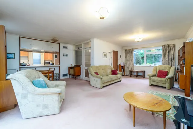 Jamnagar Close, Staines-upon-Thames, photo 2