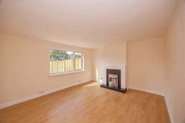 Photo 2 — Bondfields Crescent, Havant