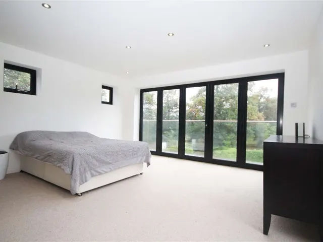 Photo 3 — Oxford Road, Gerrards Cross, Buckinghamshire, SL9 7AT