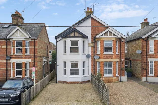 Furlong Road, Bourne End SL8 5AE, photo 1