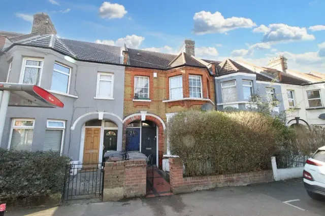Chingford Lane, Woodford Green, IG8