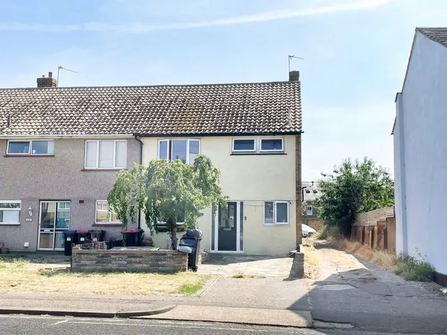 3 bedroom house — Smith Street, Shoeburyness