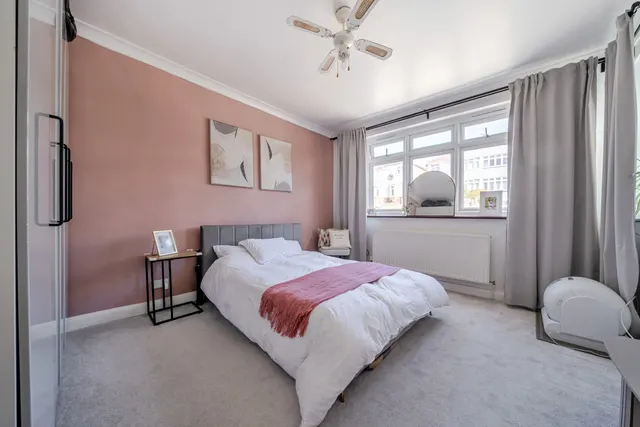 Photo 2 — Eversley Avenue, DA7
