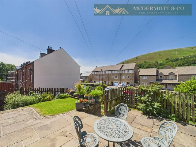 Wellington Road, Greenfield, OL3, photo 1