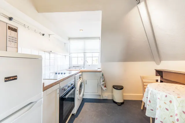 Photo 3 — Flat 3, 128 Chatsworth Road, London