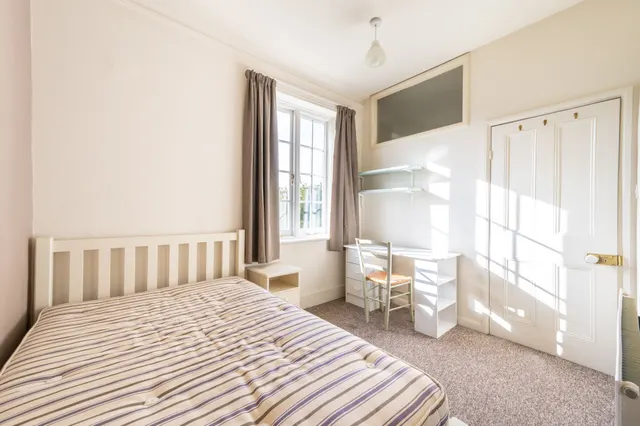 Photo 2 — Flat 3, 128 Chatsworth Road, London