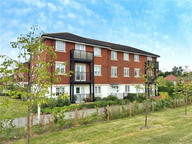 Nicholson Drive, Wokingham, RG41, photo 1