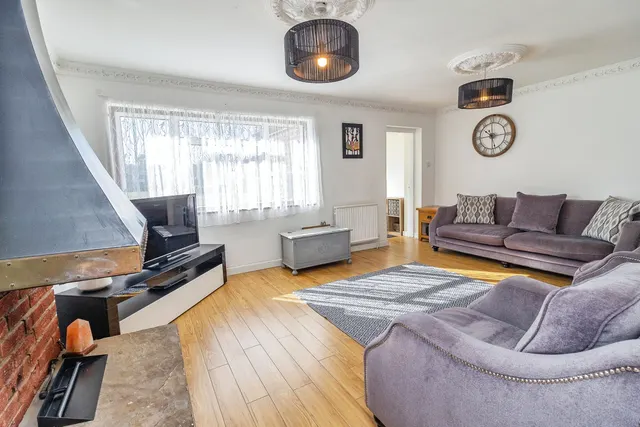 Photo 3 — Grange Close, Leighton Buzzard, Bedfordshire, LU7