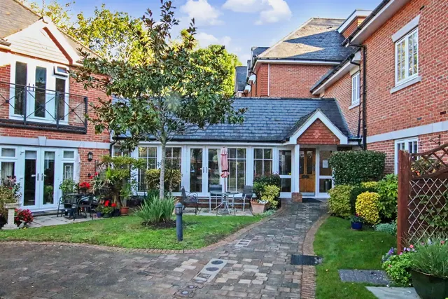 1 bedroom flat, Leatherhead Road, Ashtead, KT21