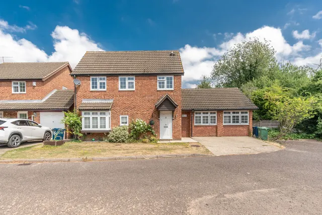 19 Newland Close, Pinner, photo 1