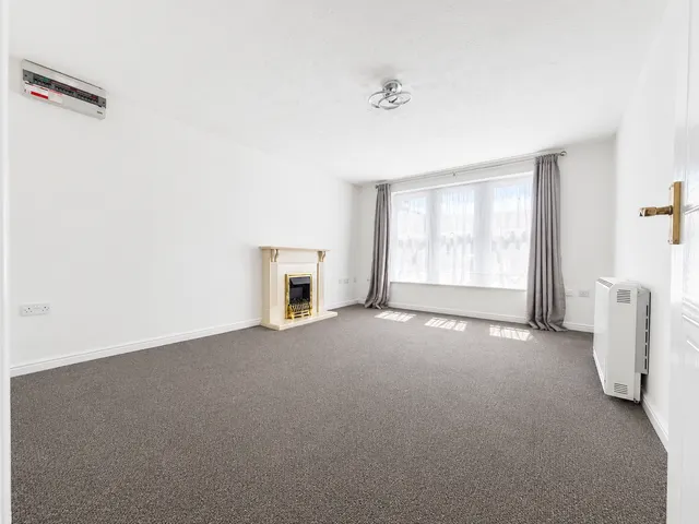 Photo 3 — Ground Floor Apartment Close To Shops And Travel Links - No Onward Chain - Windsor Court