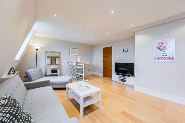 Photo 3 — Flat 5, 14 Hogarth Road, London