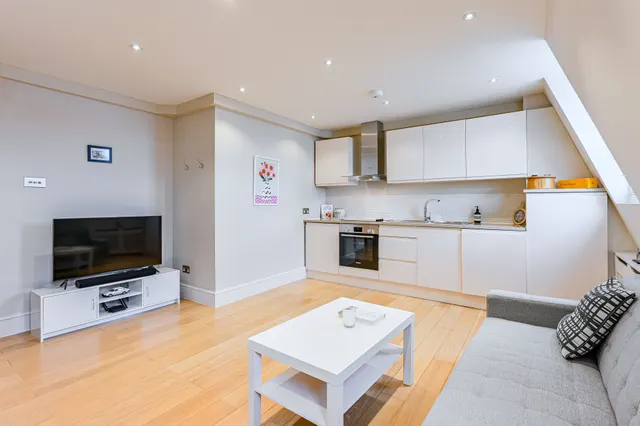 Flat 5, 14 Hogarth Road, London, photo 1