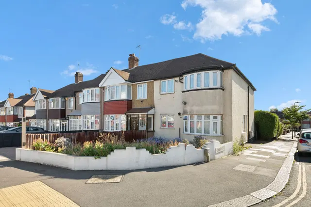 Castle Road, Northolt, UB5, photo 1