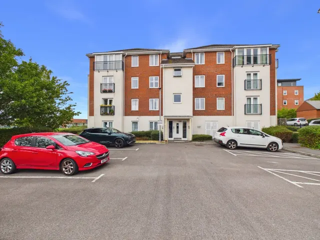 Regis Park Road, RG6, photo 1