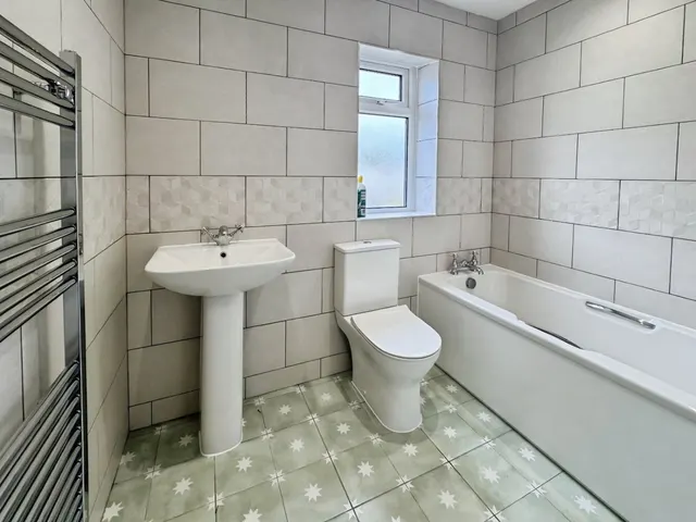 Woodlands Crescent, Gomersal, BD19, photo 3