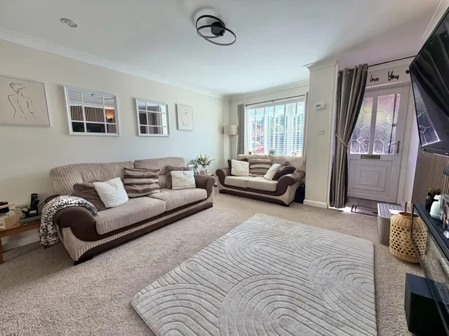 Photo 3 — Exbury Close, Pendeford, Wolverhampton, WV9