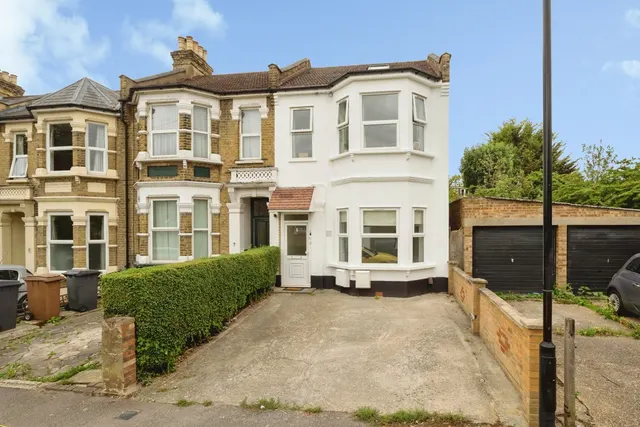 2 bedroom flat — Kings Road, London, E11
