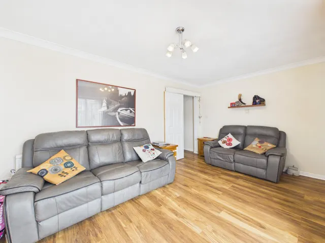 Photo 3 — Ashwood Close, Tilehurst, Reading, RG31
