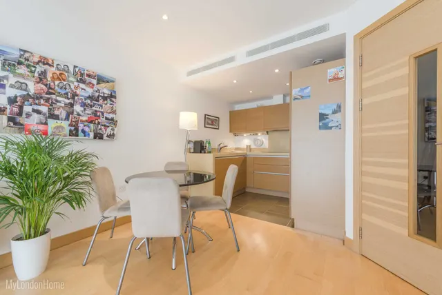 Queenstown Road, London, SW11, photo 2