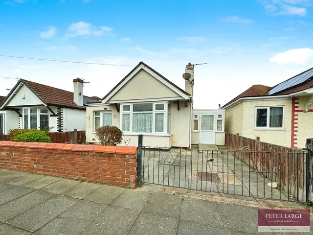Carlisle Avenue, Rhyl, Denbighshire, LL18 3UD, photo 1