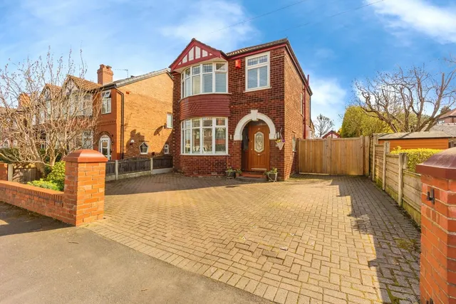 Briarlands Avenue, Sale, Greater Manchester, M33, photo 1