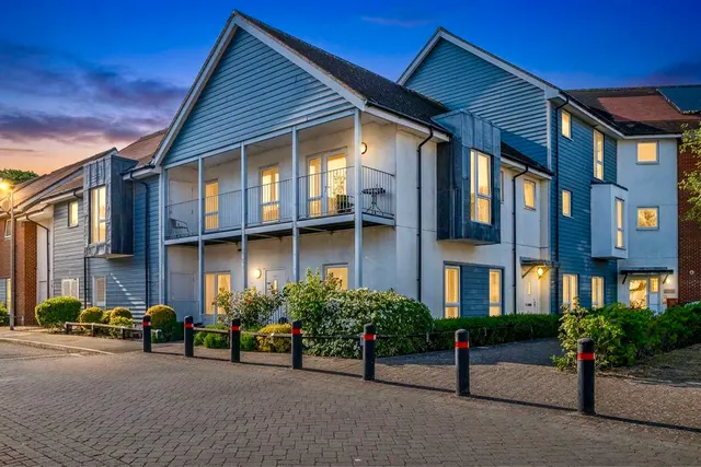 Howden Drive, Row Town KT15 1EA, photo 1