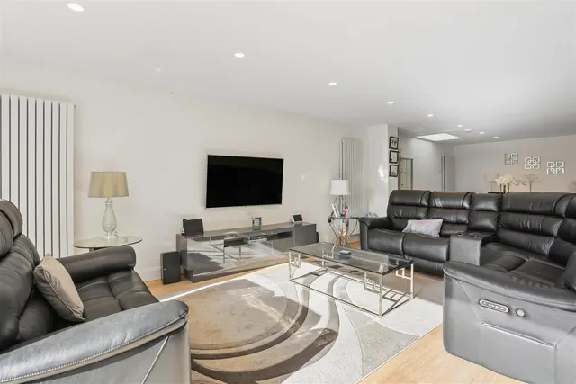 Chapel Way, Epsom, KT18, photo 2