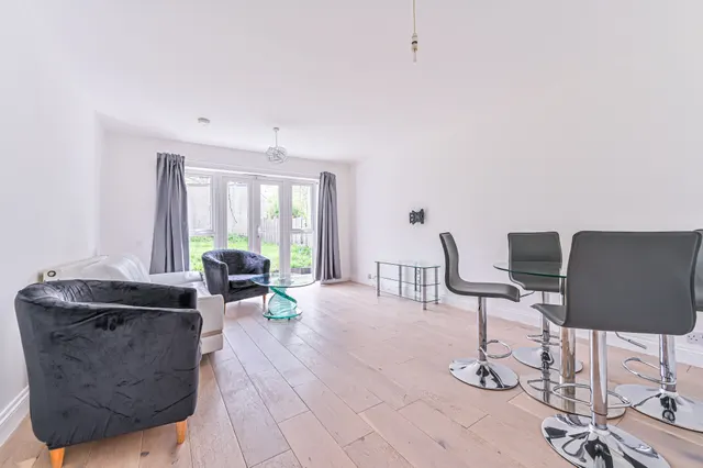 Photo 2 — Flat 1, 1b Montrell Road, London