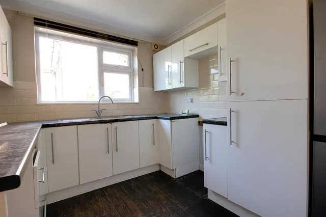 Photo 3 — Hotham Road South, Hull