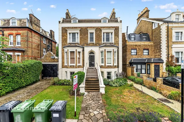 Mount Ephraim Road, London, photo 1