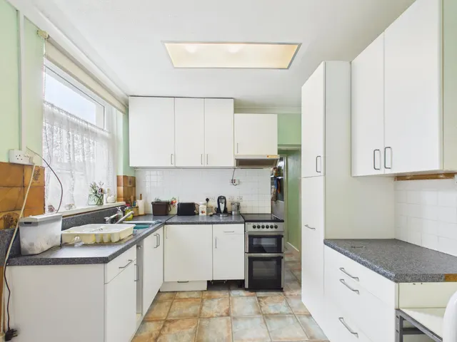 Park Avenue, Newport, NP10, photo 2
