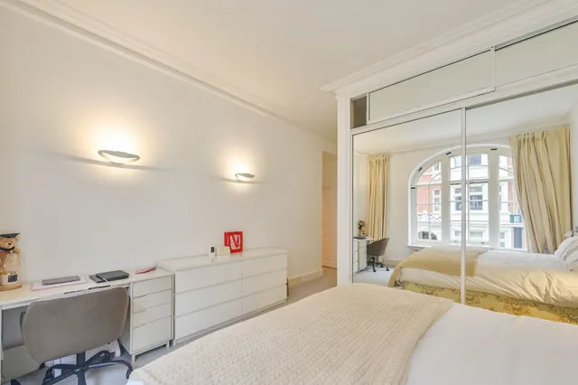 Photo 2 — 15 Lincoln House, Basil Street, London
