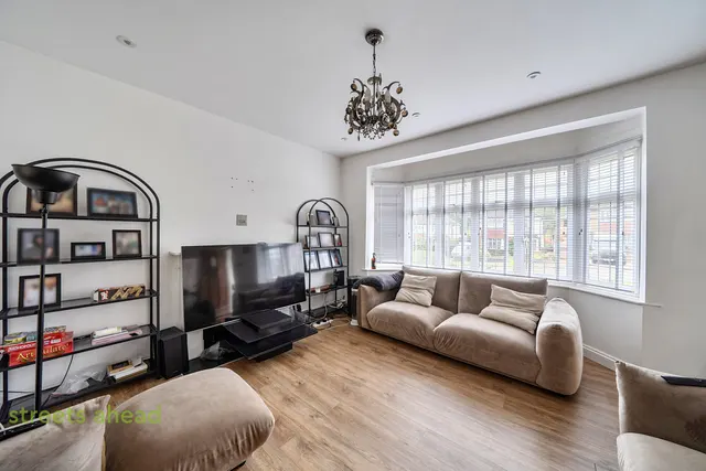 Byron Avenue, Coulsdon, CR5, photo 2