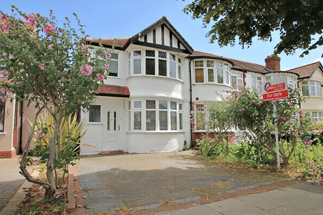 Thames Avenue, Perivale, UB6, photo 1