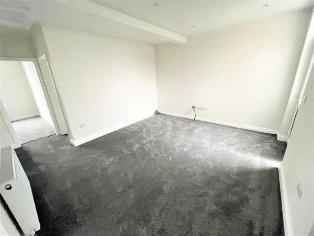 The Broadway, Mill Hill, photo 2