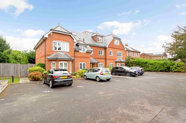 Finchampstead Road, Wokingham, RG41, photo 1