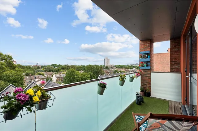 Bathurst Square, London, N15, photo 3