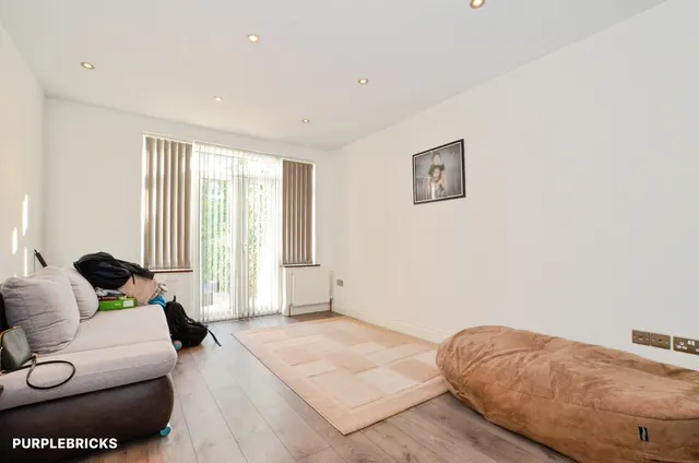 Sandringham Gardens, London, N12, photo 3